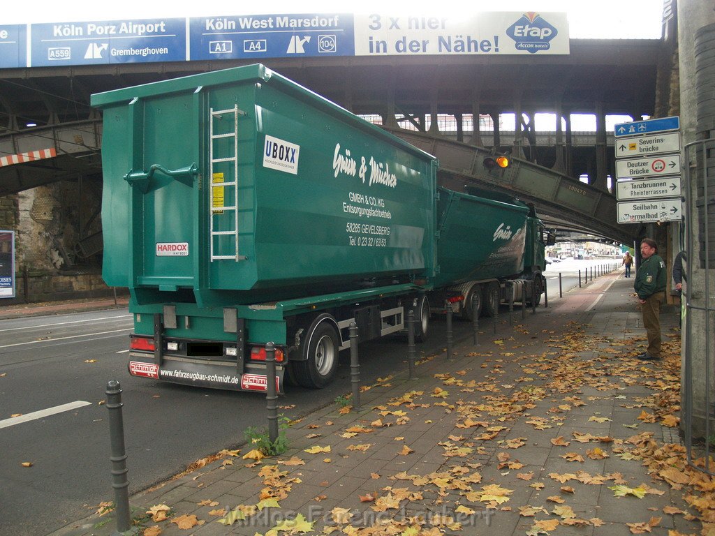 Container LKW blieb an Bruecke haengen Koeln Deutz Deutz Muelheimerstr P19.JPG